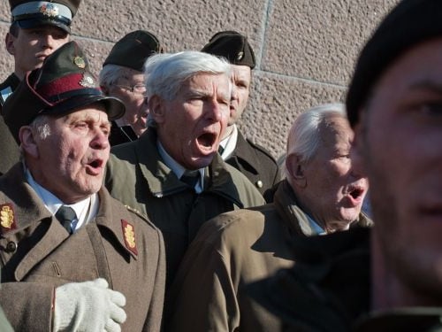 Il raduno delle SS: la parata choc in Estonia