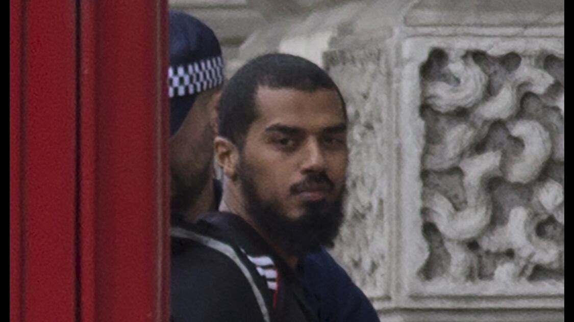 Londra, uomo armato di coltelli arrestato nei pressi del Parlamento