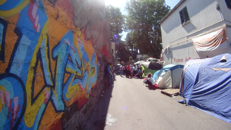 Emergenza profughi a Roma: in centinaia accampati in via Tiburtina 13