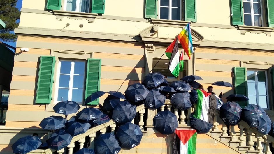 Bandiere palestinesi e ombrelli aperti: la protesta surreale dei sanitari anti-Israele