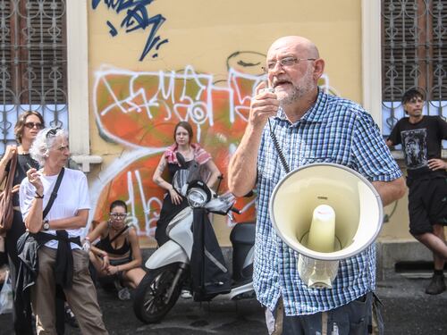 Il "barricadiero" che si consola con la pensione da parlamentare