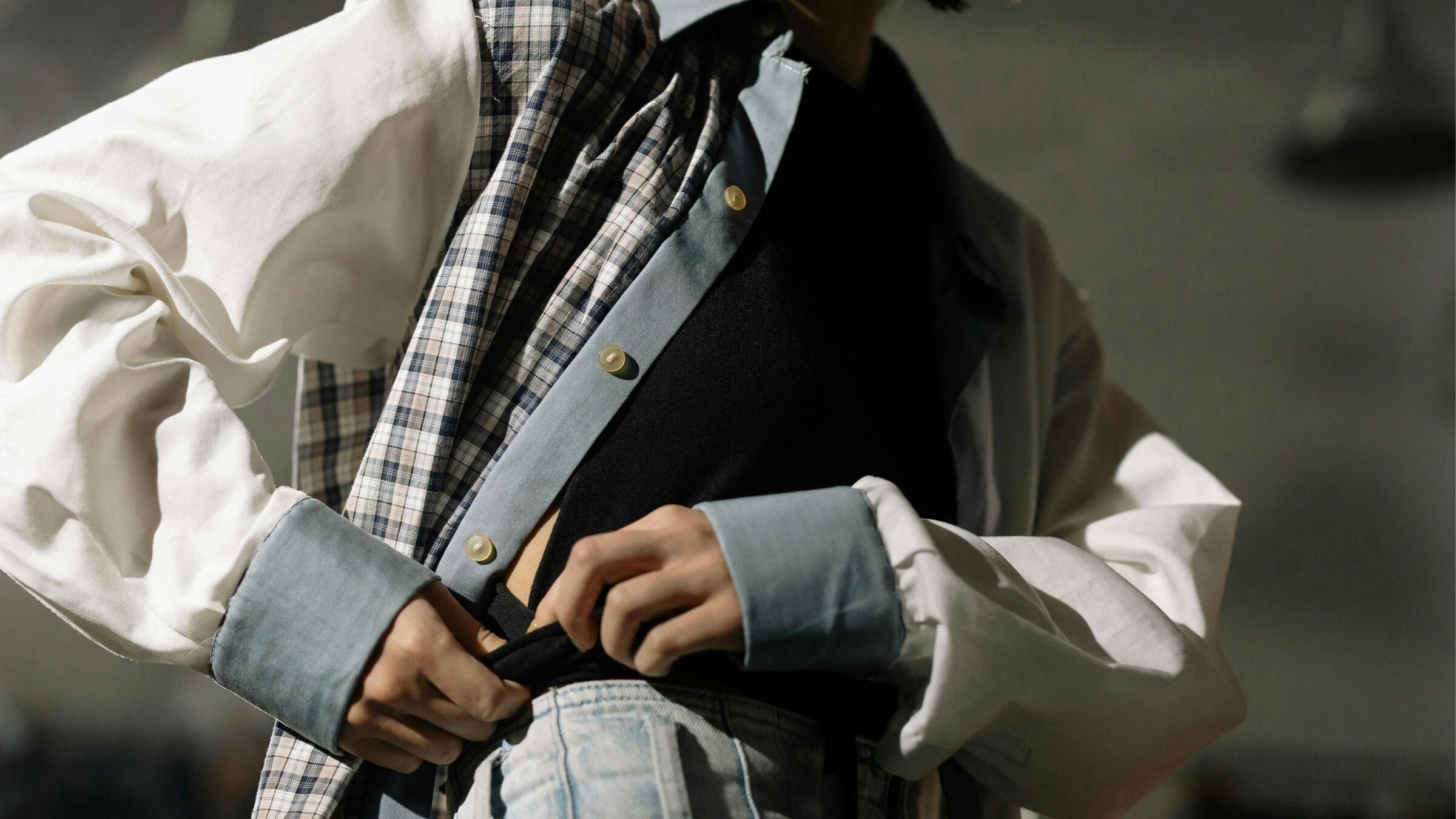 Camicia, come indossarla in base al modello oversize o aderente: 5 idee per non sbagliare