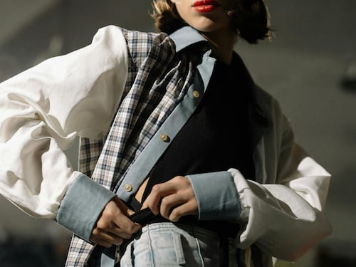 Camicia, come indossarla in base al modello oversize o aderente: 5 idee per non sbagliare