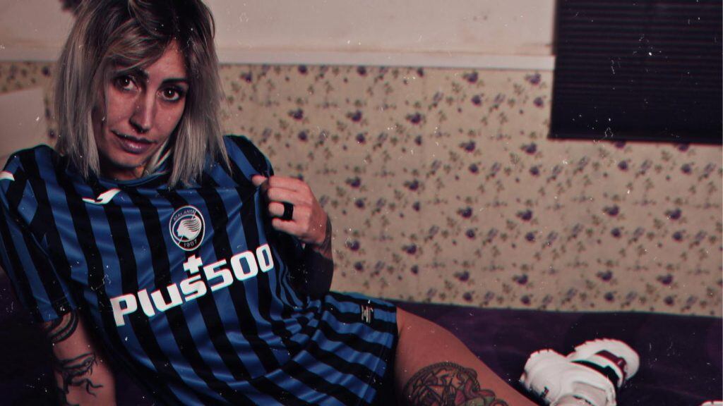 Foto sexy sui social. L'allenatrice esonerata si difende: "Non mi vergogno di niente"