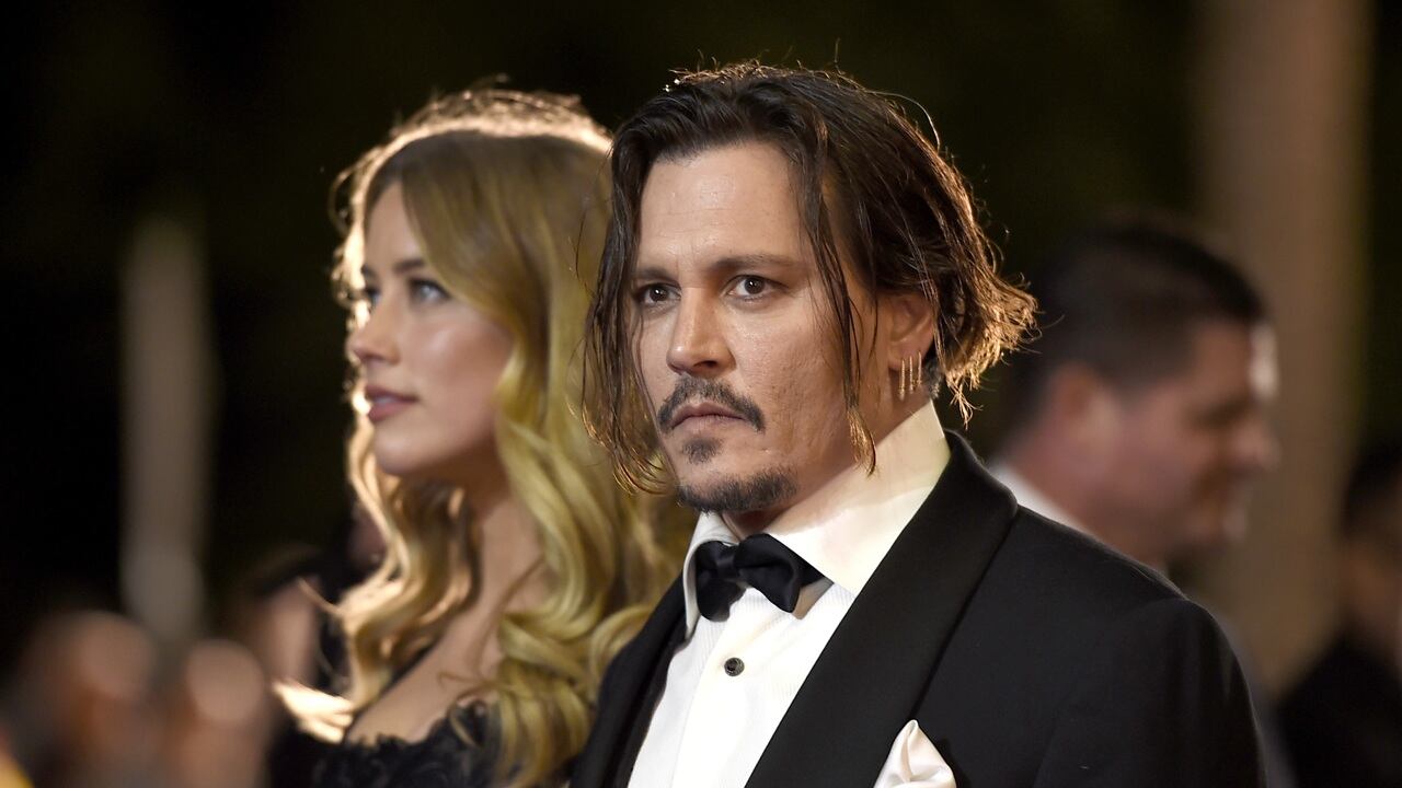 Amber Heard contro Johnny Depp: "Voleva gettare dalle scale mia sorella"