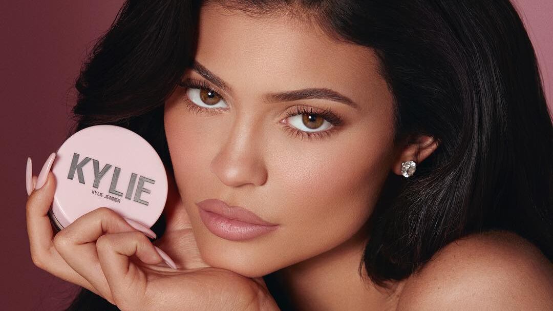 Kylie Jenner difende il suo titolo di giovane miliardaria