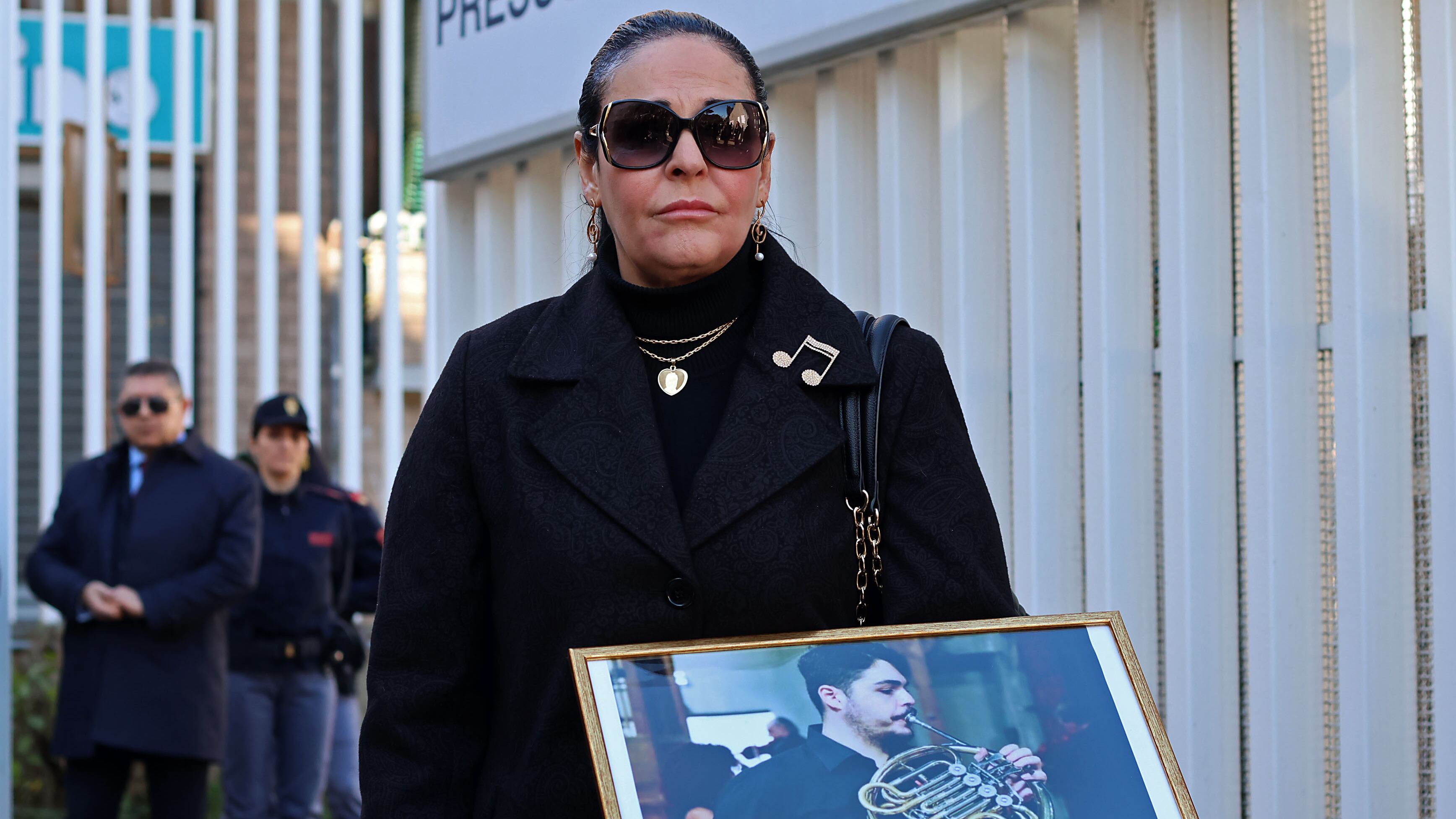 "Legame eterno": sui social la foto del killer di Giogiò. La mamma del musicista: "Oscurare il profilo"