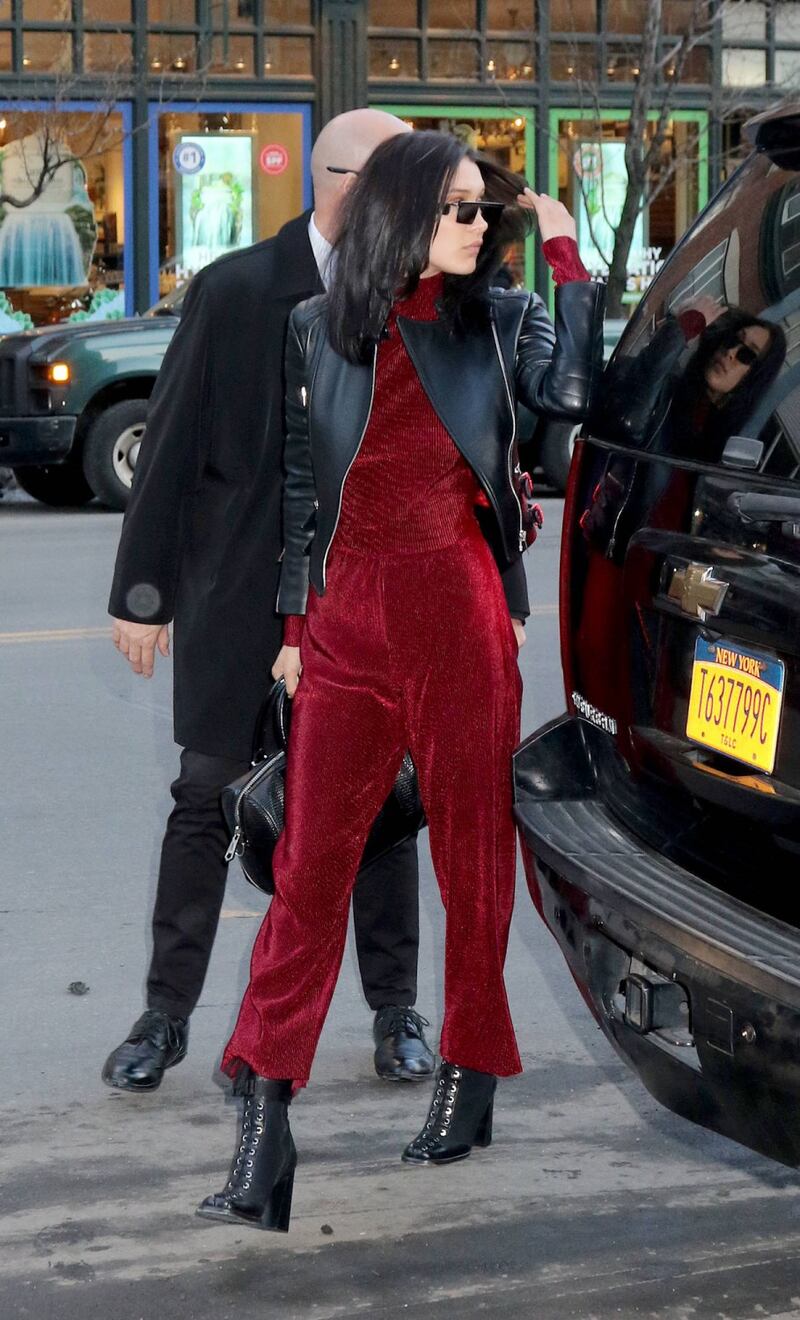 Bella Hadid sexy in bikini rosso 18