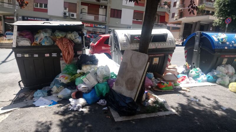 Roma, ancora caos per l'emergenza rifiuti 8