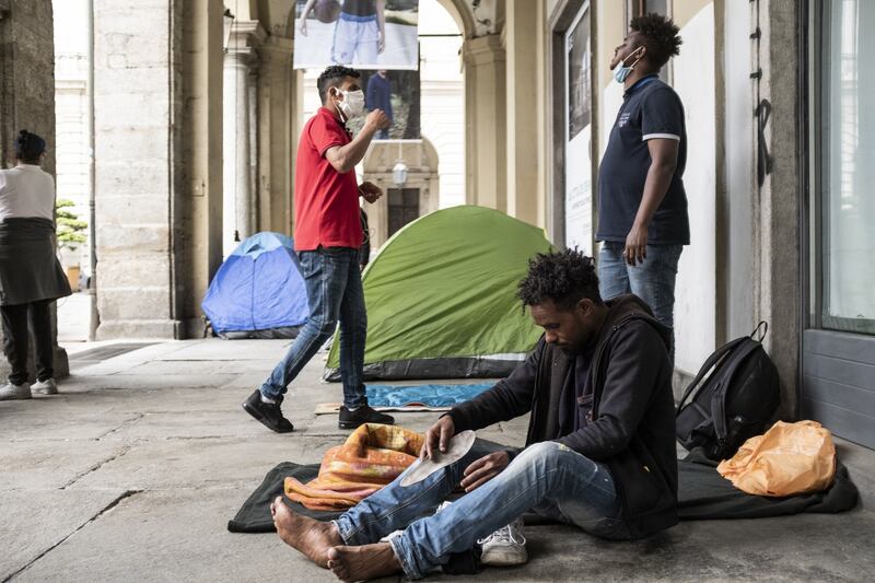 5S ora frenano sulla sanatoria: "Solo permessi per 30 giorni"