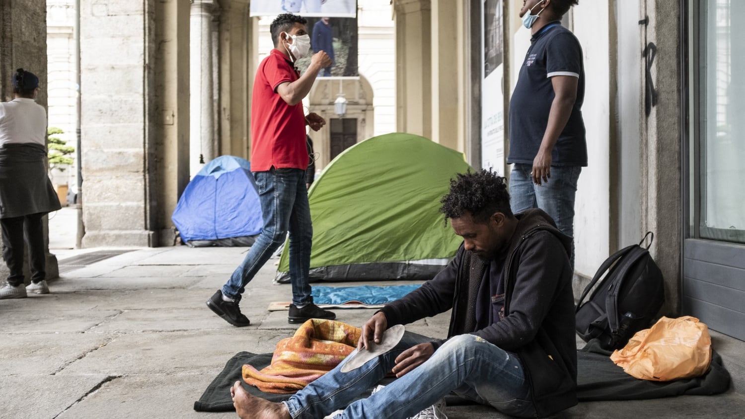 5S ora frenano sulla sanatoria: "Solo permessi per 30 giorni"