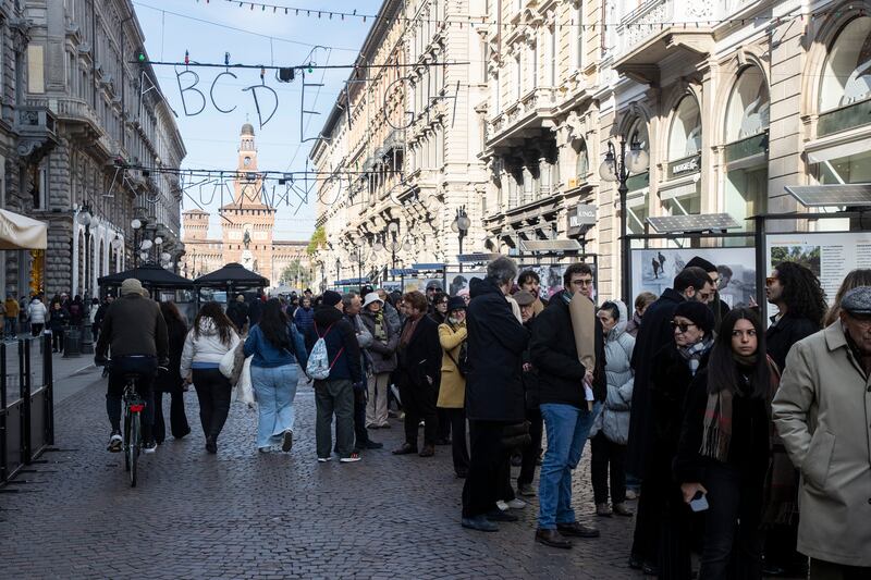 La lunga coda per salutare Ornella Vanoni: le immagini da Milano 5