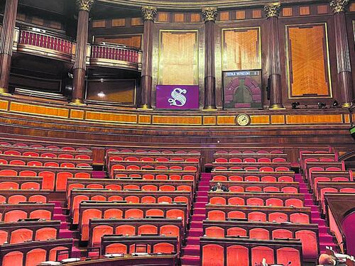 Carriere separate, la sinistra fa muro ma resta sola in aula