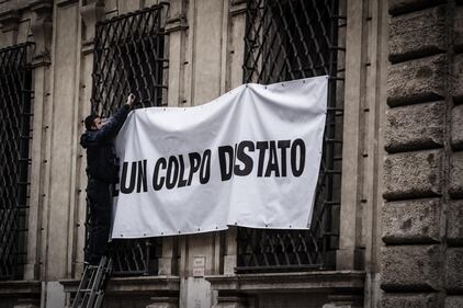 Blitz delle forze dell'ordine: rimosso lo striscione "È colpo di Stato" 16