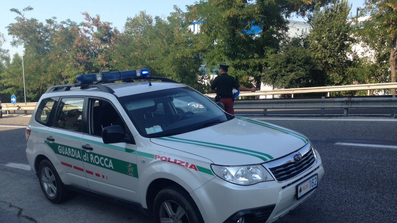 San Marino, scopre il cadavere del marito, ruba la pistola agli agenti e si spara