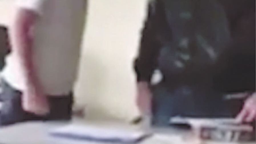 Gli aguzzini del prof fingono di pentirsi: "Un errore umiliarlo"