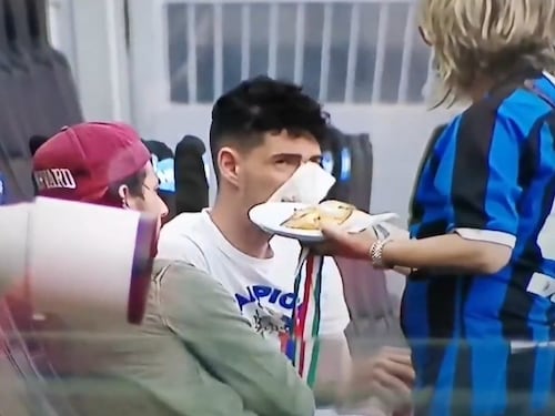 Bastoni mangia la pizza: il gesto della madre alla festa dell'Inter