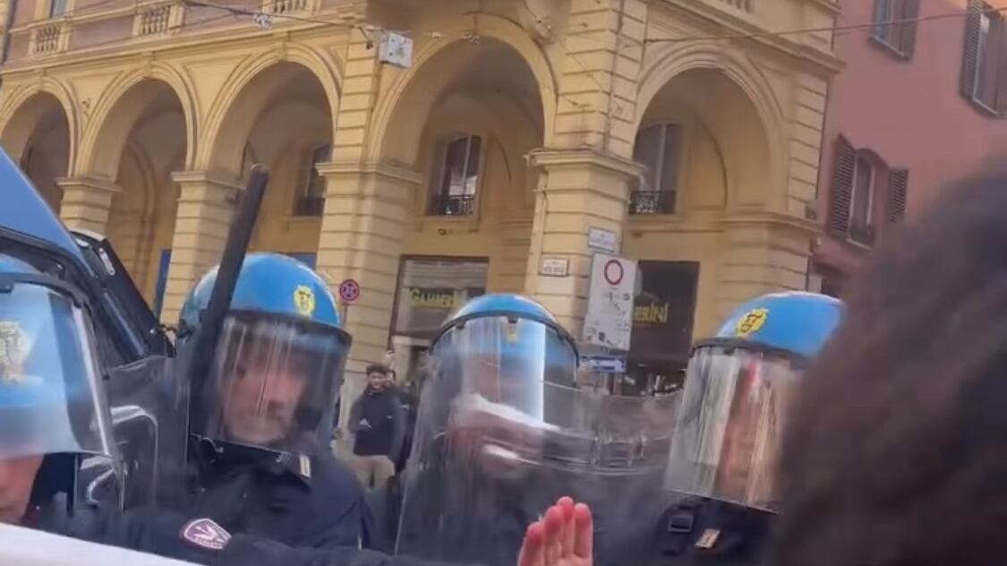 "Non ci rappresenta". Gli antagonisti si scontrano con la polizia a Bologna