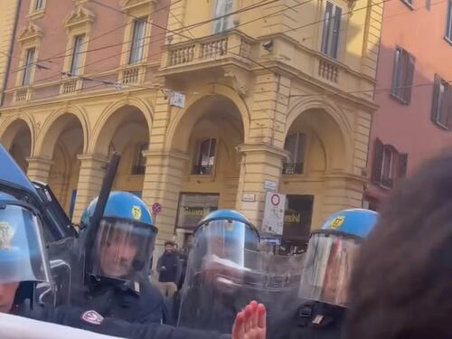 "Non ci rappresenta". Gli antagonisti si scontrano con la polizia a Bologna