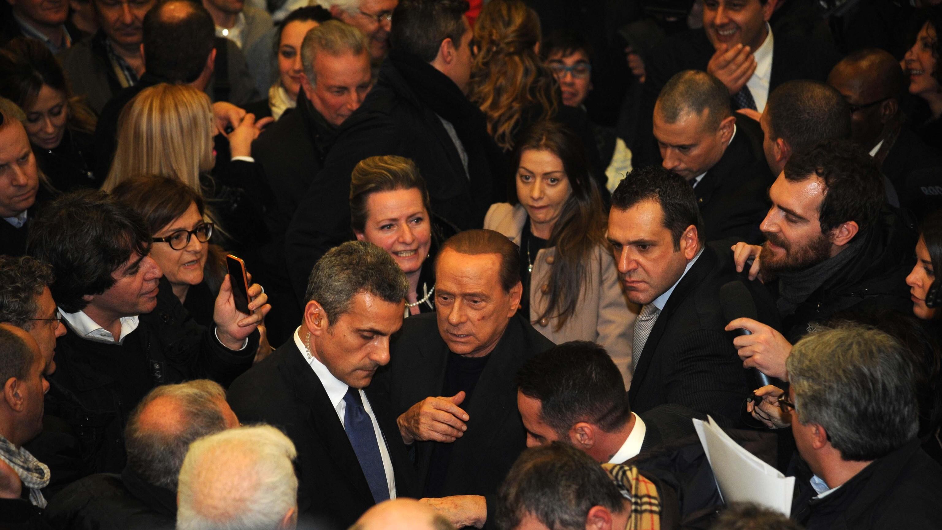 Berlusconi sente l'aria del '94: "Alle urne o la va o la spacca"