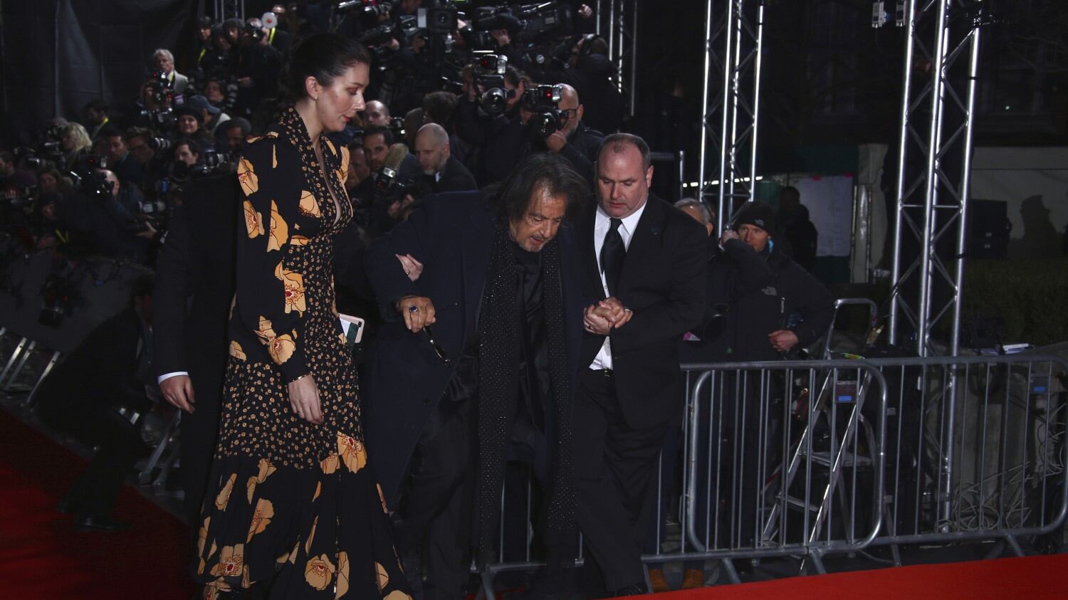 Bafta Awards, Al Pacino inciampa e cade sul red carpet