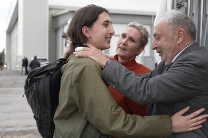 Cecila Sala in aeroporto. L'abbraccio con i familiari, l'incontro con la Meloni 6