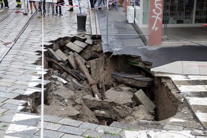 Maltempo a Milano: voragine da 12 metri in centro 3