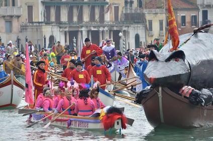 Al via il Carnevale di Venezia: 100 barche sul Canal Grande 5