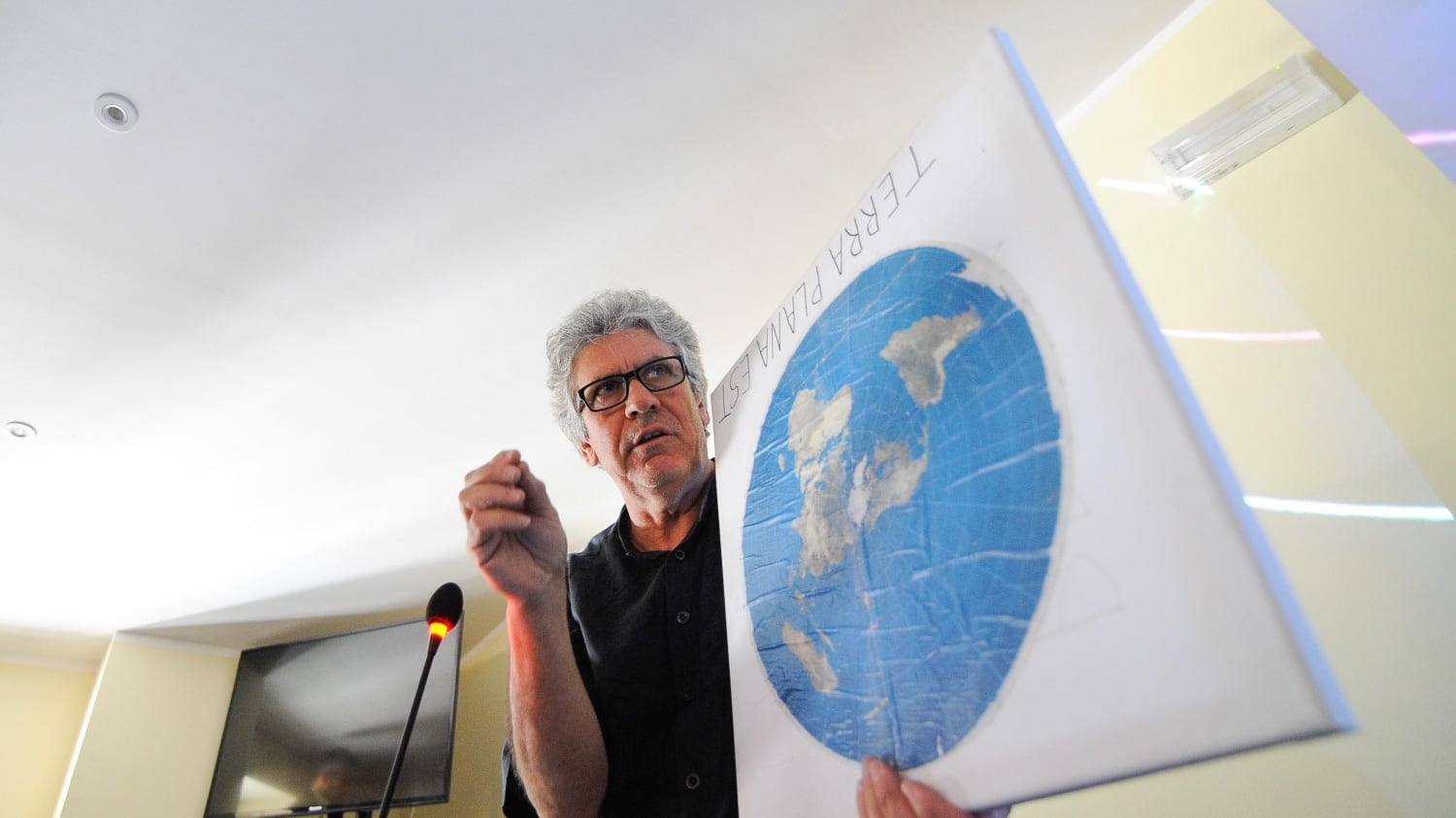Le teorie dei terrapiattisti: "Il buco nero è una mentina e il Sole una lampadina"