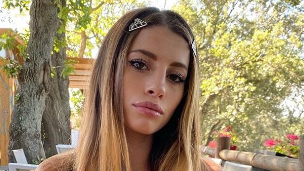 L'errore nel tatuaggio della Nasti. Il web: "Capra, manca l'apostrofo"