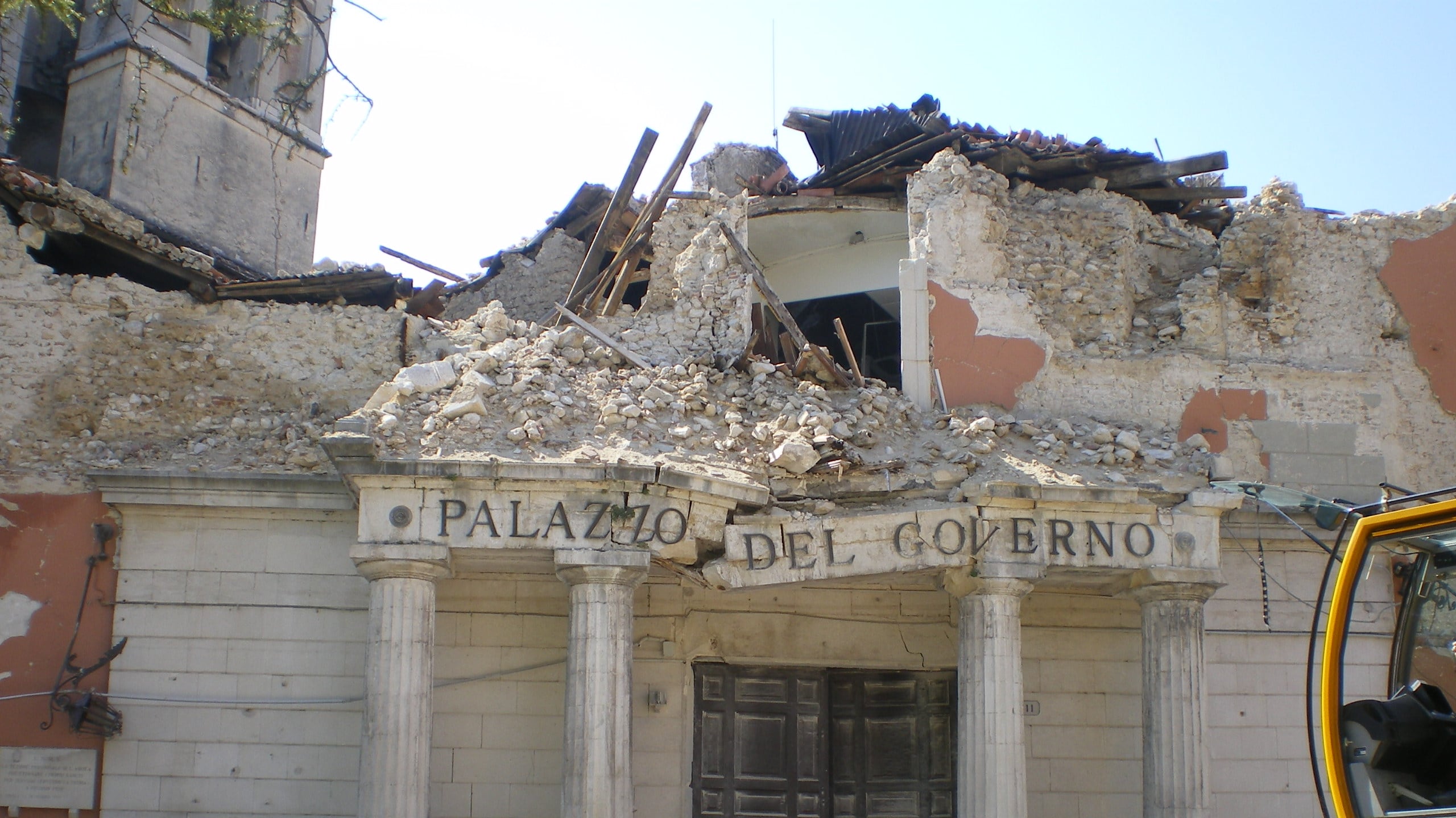 Tangenti sull'Aquila terremotata, bufera sulla Giunta del Pd Cialente
