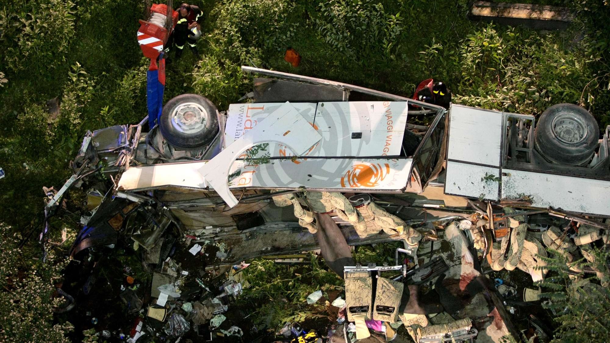 Il bus perdeva pezzi per strada: in fondo al viadotto 38 morti
