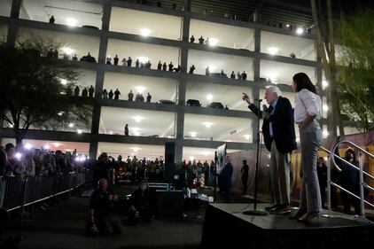  Alexandria Ocasio-Cortez e Bernie Sanders e i rally contro gli oligarchi 2