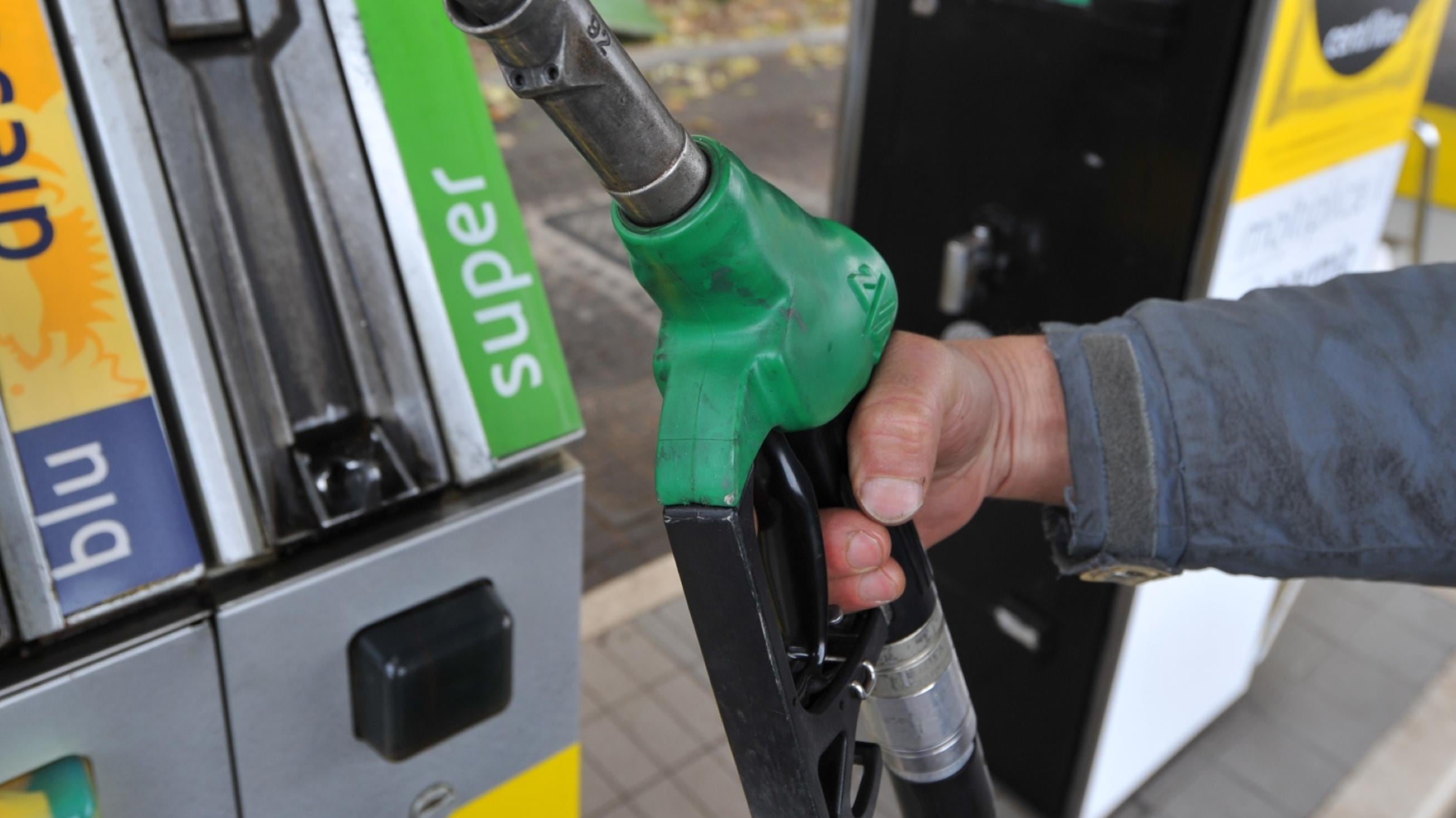 Il «carrello della spesa» su del 4,7% Stangata di ottobre su luce e gas
