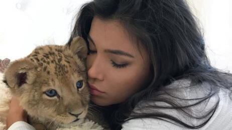 La modella prova a ricreare "Il Re Leone" ma un imprevisto rovina la scena