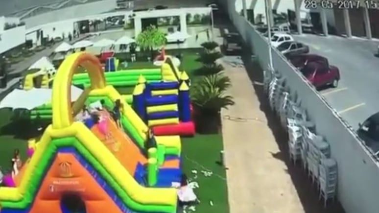 Dramma al parco giochi, castello gonfiabile viene spazzato via dal vento