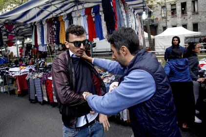 Milano, antagonisti attaccano Salvini 7