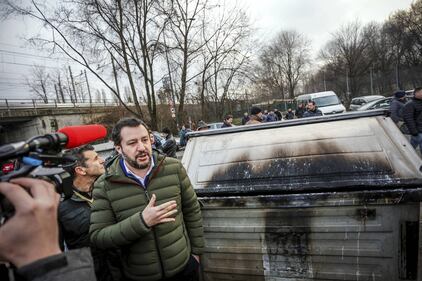 Torino, Salvini circondato dai bambini rom 15