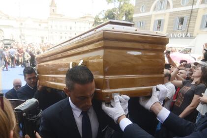 Fan e vip insieme per salutare il 'Gigante buono' del cinema 11