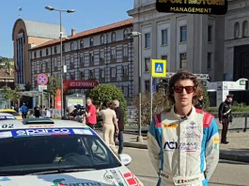 Esce di strada e si schianta contro un albero. Il campione italiano di rally Matteo Doretto muore a 21 anni