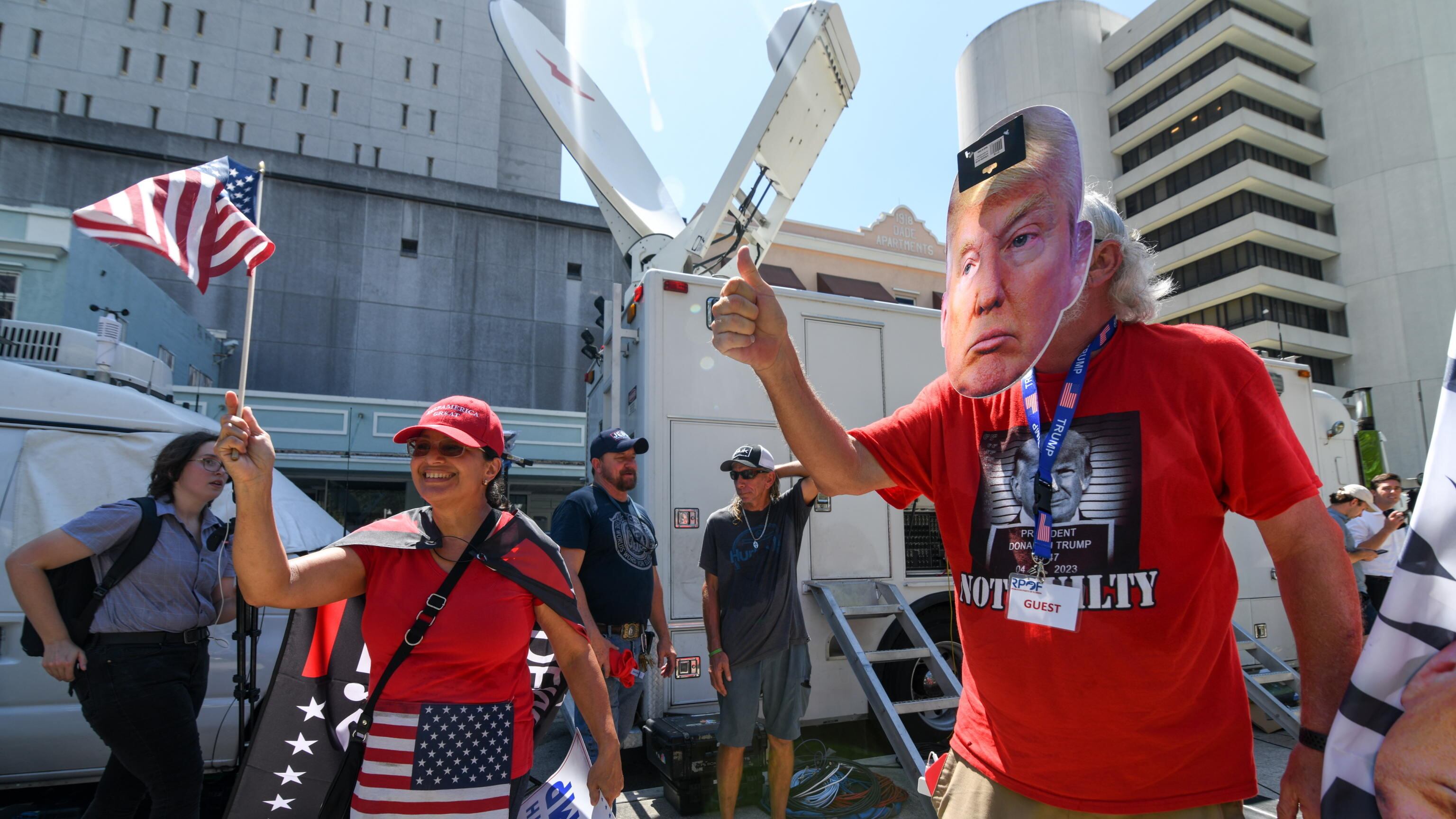 Trump arrestato a Miami: "Contro di me caccia alla streghe"