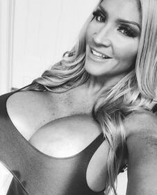 Allegra Cole, le immagini più sexy 5