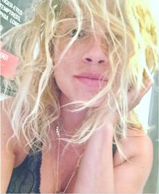 Emma Marrone, sexy in calze a rete 10