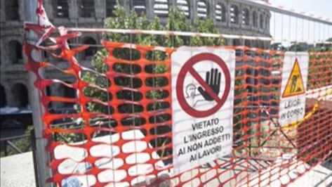 Colosseo, abbiamo un problema: cumuli di immondizia