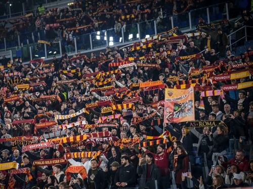 È storia all’Olimpico: la Roma cede al Barça ma l’impresa vera è il pubblico
