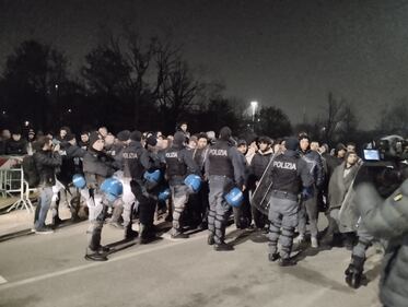 File interminabili di richiedenti asilo davanti alla Questura di via Cagni a Milano 7