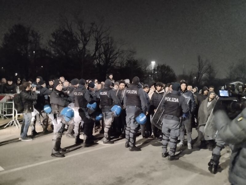 File interminabili di richiedenti asilo davanti alla Questura di via Cagni a Milano 7
