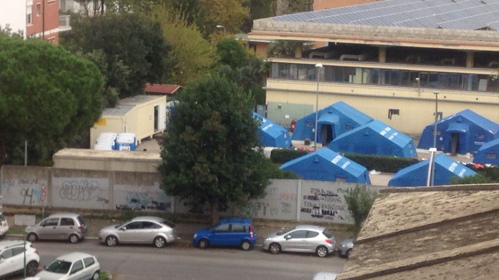 Roma, i profughi bloccano via Portuense: “Basta tende, vogliamo una casa”