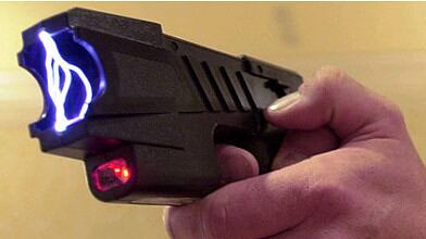 "Illegittimo", la Consulta boccia lo stungun ai vigili. Lega: "Avanti sul taser"