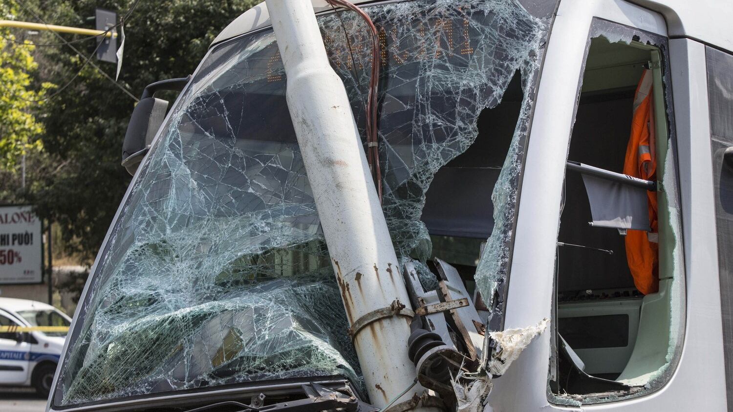 Roma, scontro fra un tram e una Bmw: 3 feriti